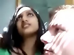印度女子亲吻她白色的男孩pornyousee.com