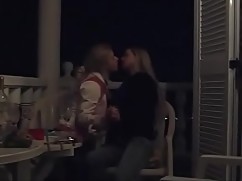 两个十几岁的女孩kissng和制作部分2wifesharedoncam.com